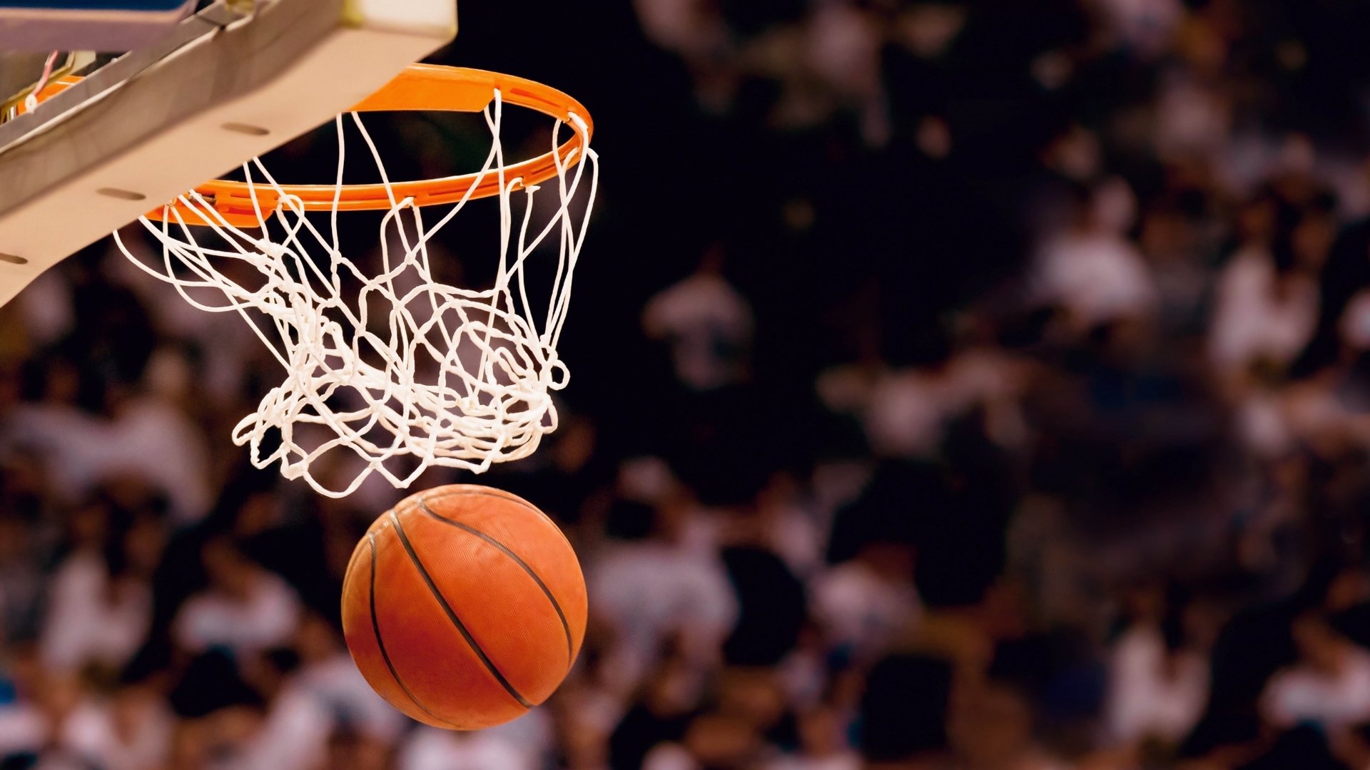 NBA总决赛激战正酣，勇士队逆转取胜，库里独砍45分创纪录