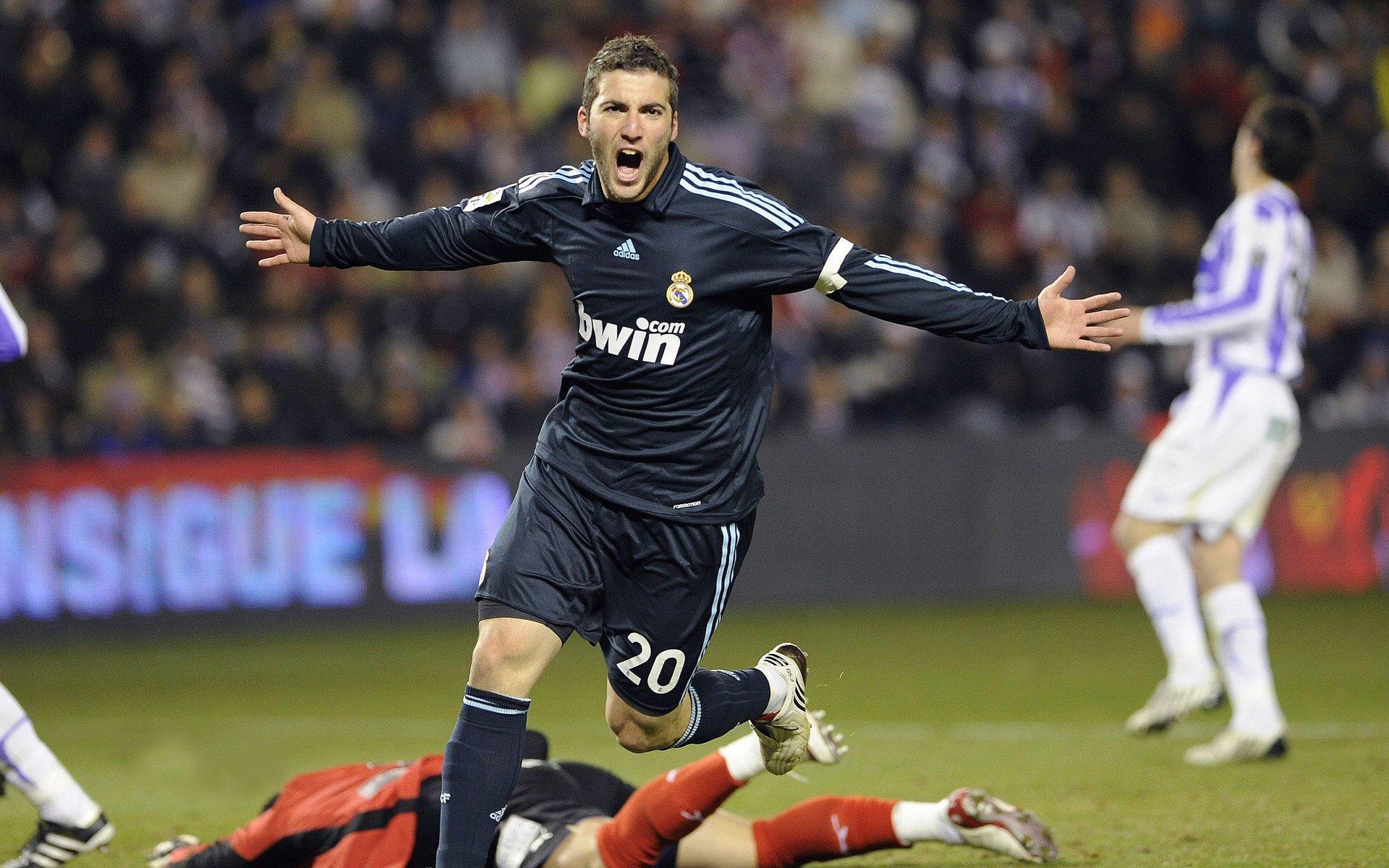 夜读现在还有心思踢球吗？绿茵场上的坚守与时代叩问